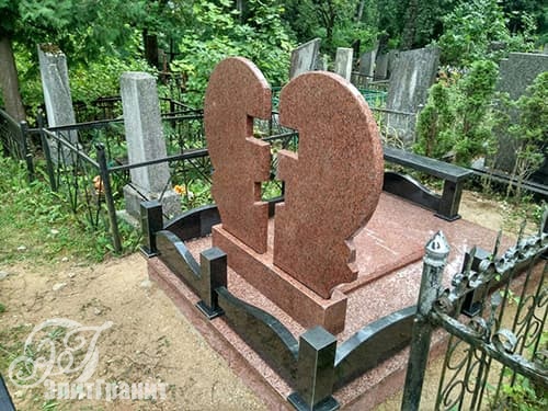 Захоронение ПОСЛЕ реставрации - вид сзади