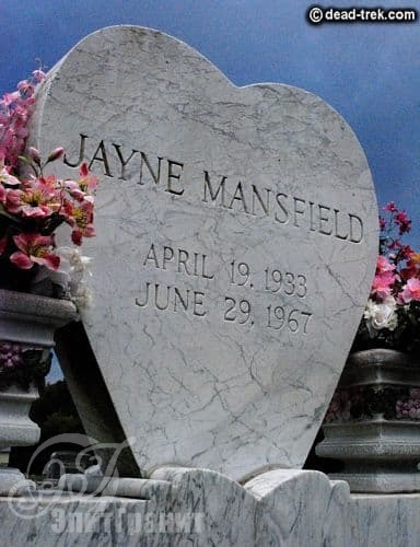 Памятники из белого мрамора: элегантность в сдержанности